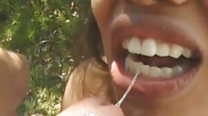 شہوت انگیز بڑی چوچیان کے ساتھ seduces کے licks اور بیٹھ کر اس کے چہرے بڑی چوچیان کے ساتھ